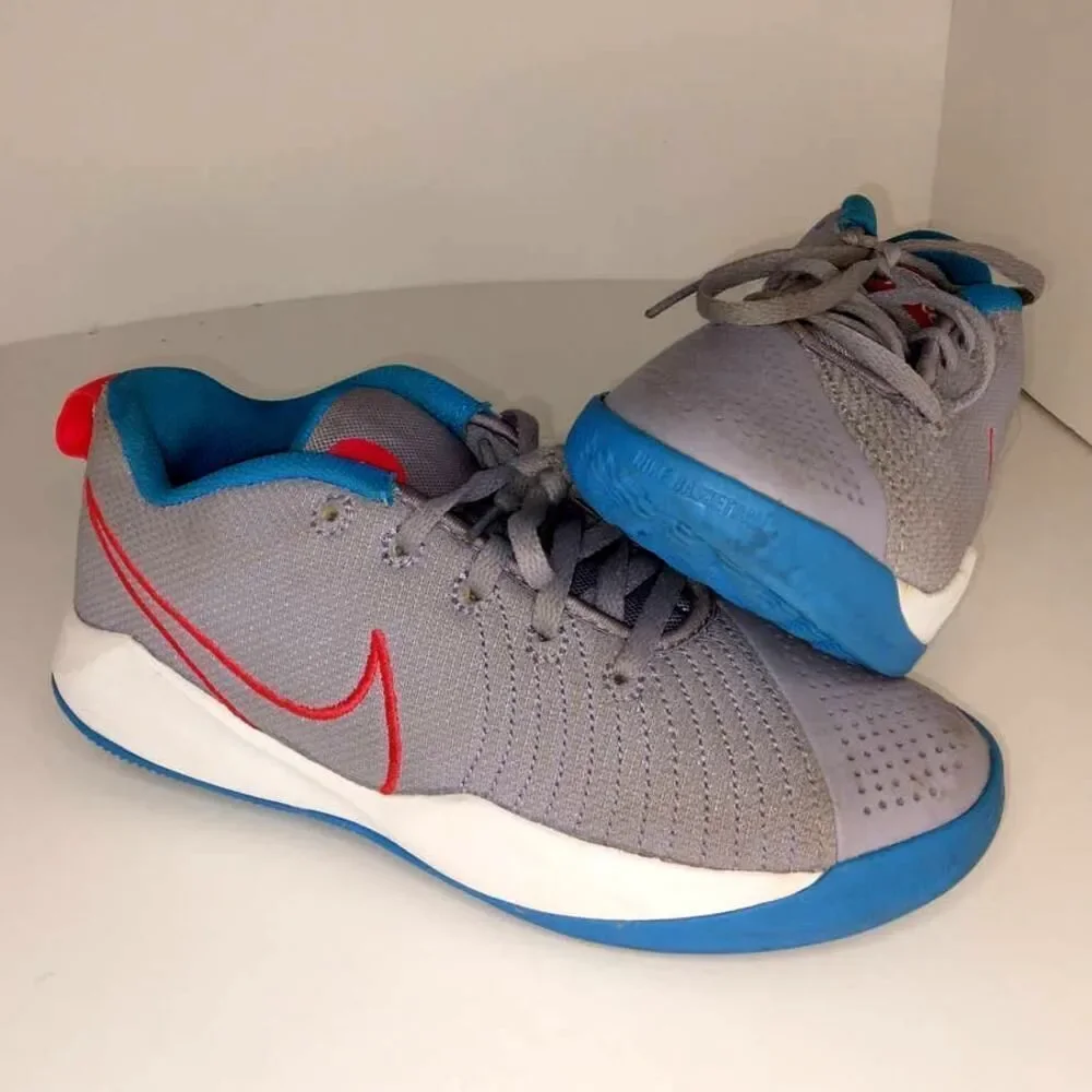 Nike Team Hustle Quick 2 Girls Gray & White Sneakers - Size 5Y